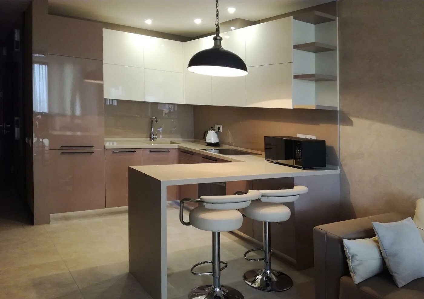 Кухонные гарнитуры студия фото Угловая кухня Эми с барной стойкой на заказ от производителя фото и цена