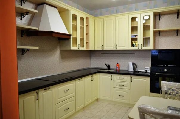 Кухонные гарнитуры томск фото цена Кухня кремовая, угловая, изготовлена на заказ в Томске. Фотография из альбома Кр