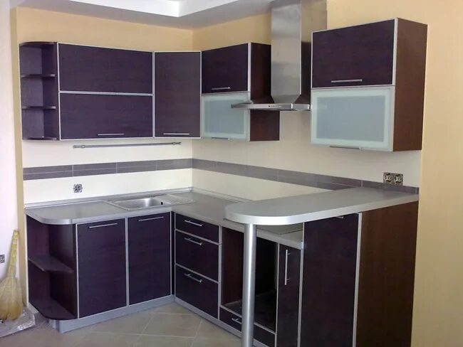 Кухонные гарнитуры угловые фото и цены kuhniformat Кухня угловая фиолетовая с алюминиевым профилем