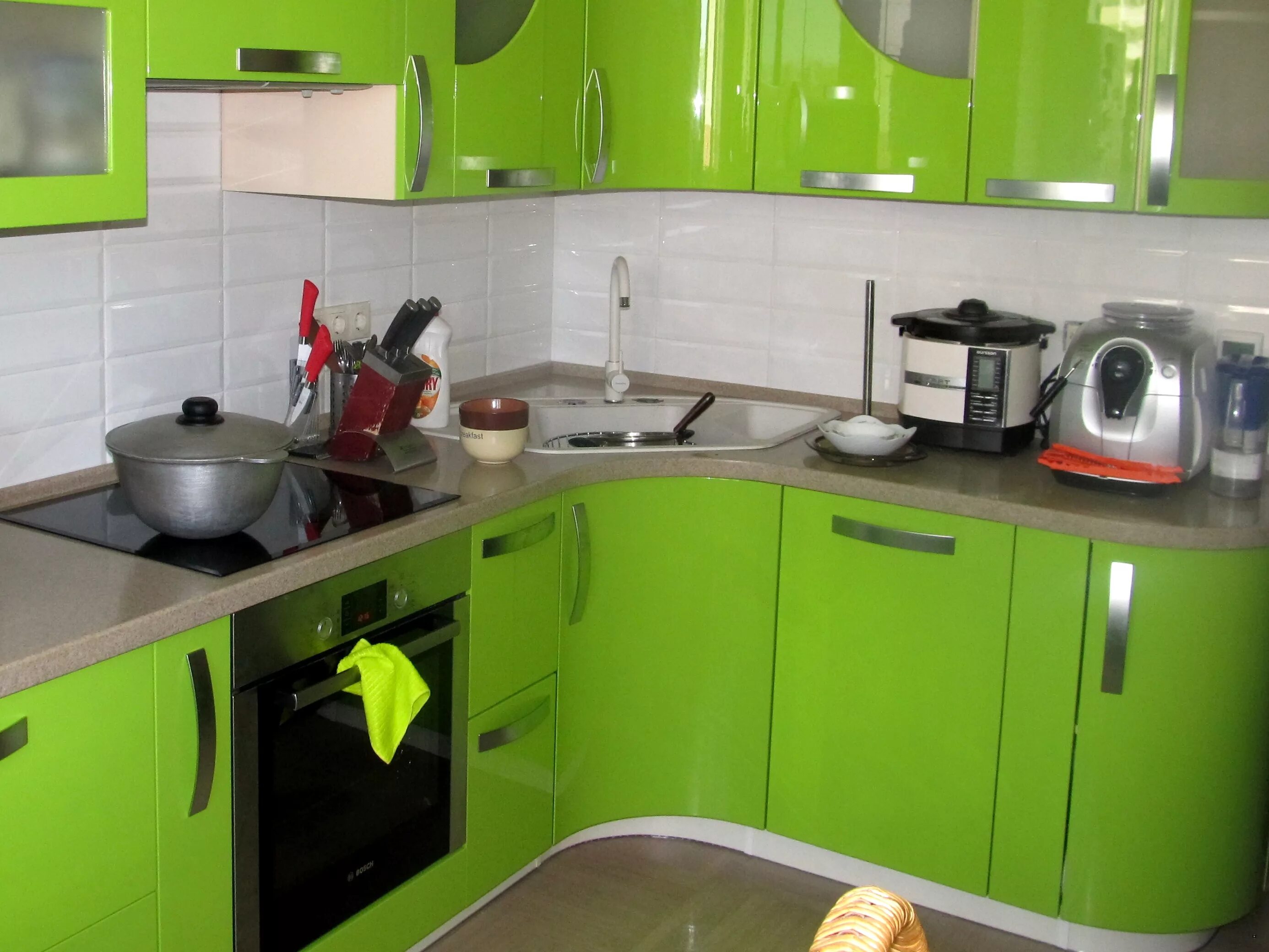 Кухонные гарнитуры угловые фото с раковиной Угловая маленькая кухня шкафы: найдено 90 картинок