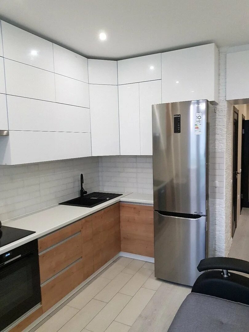 Кухонные гарнитуры угловые с холодильником фото Светлые Угловые Кухонные Гарнитуры С Холодильником Фото - New-Freepik.Ru