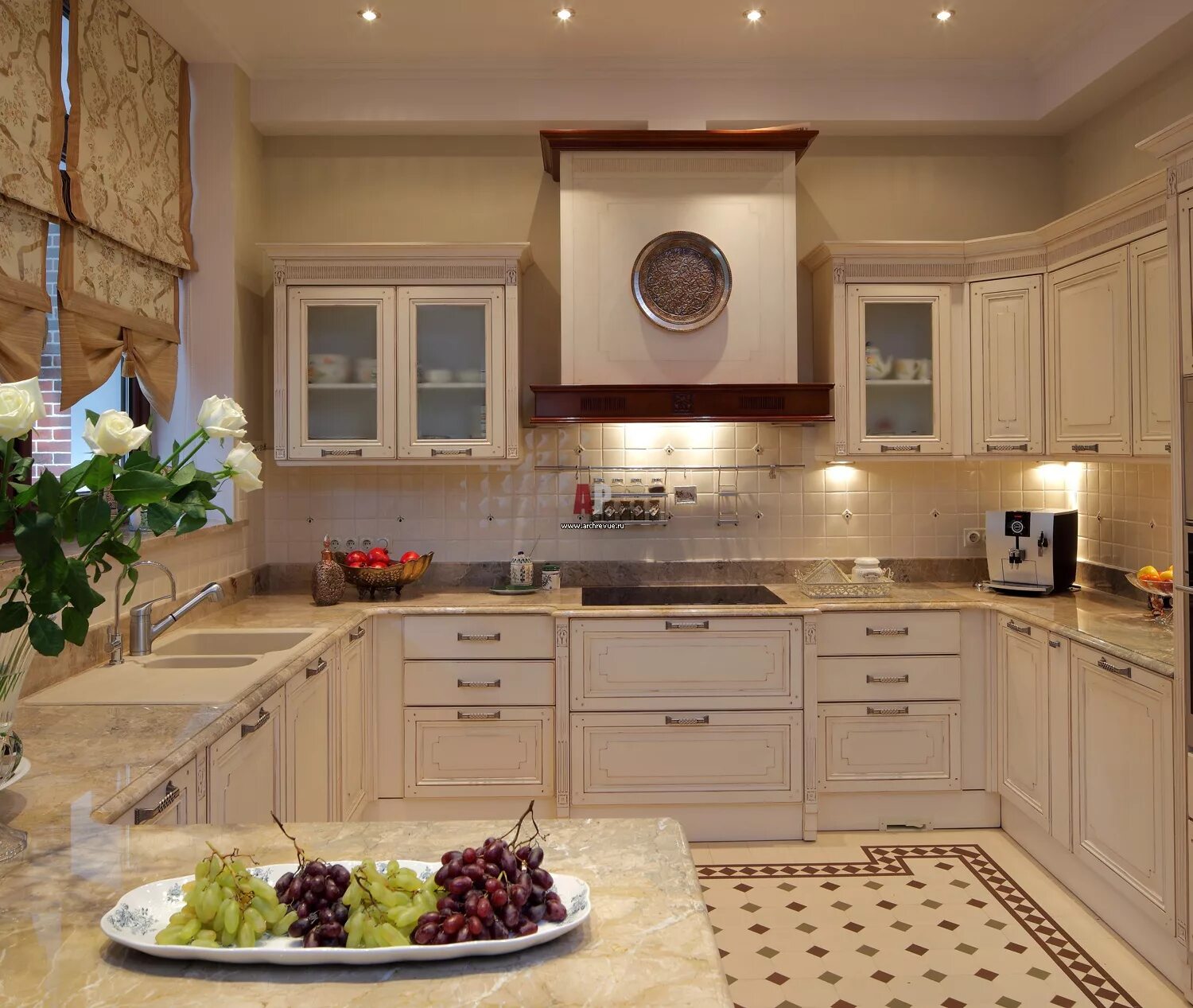 Кухонные гарнитуры в доме фото дизайн Фото интерьера кухни дома в классическом стиле