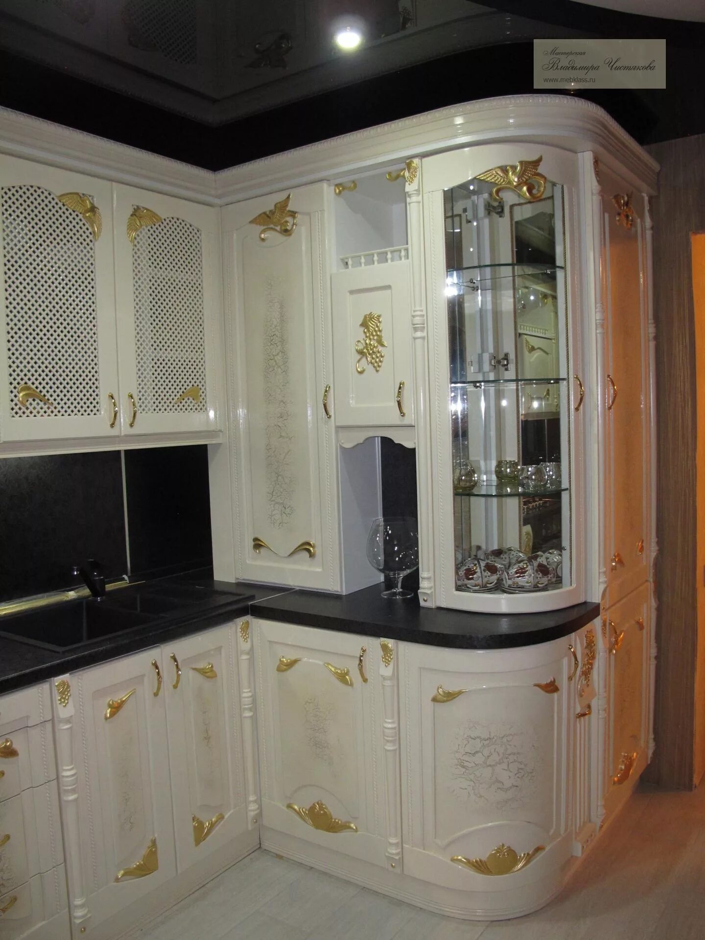 Кухонные гарнитуры в элисте фото Кухонный гарнитур в белом цвете с золотой поталью - Владимир Чистяков