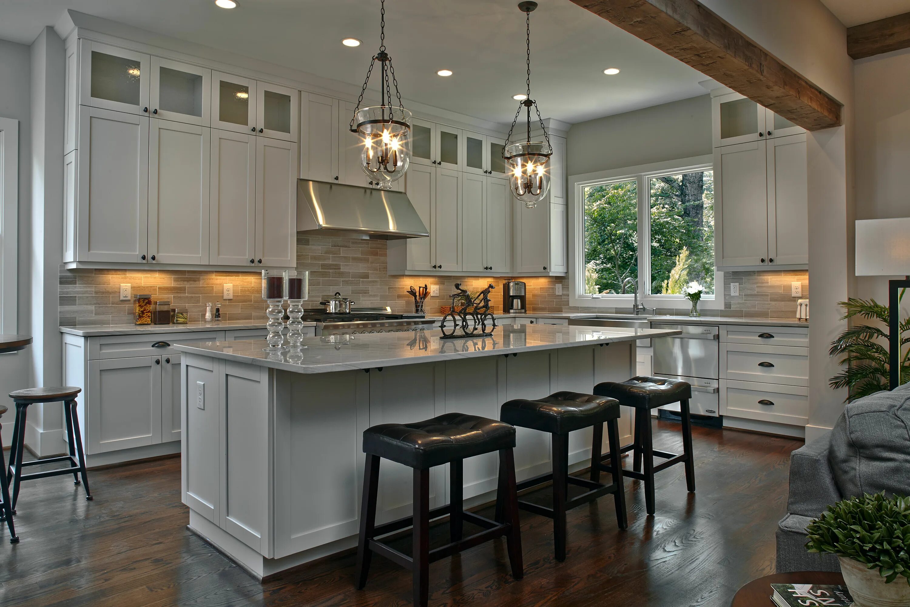 Кухонные гарнитуры в интерьере дома The kitchen of a new Mediterranean/Transitional style home in Atlanta. Features 