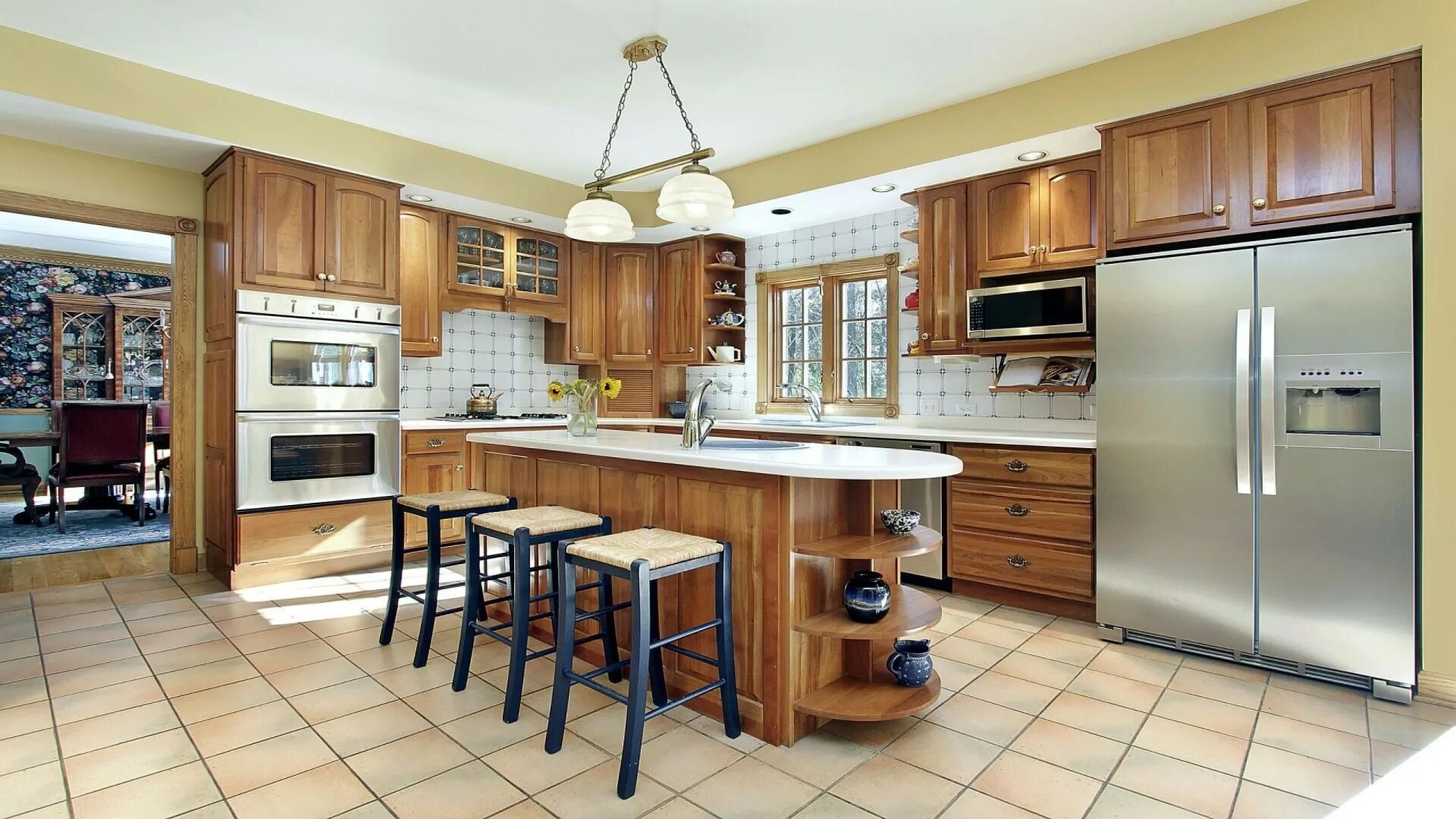 Кухонные гарнитуры в интерьере дома Кухня для загородного дома Пэлома Корпусная и кухонная мебель на заказ по низким