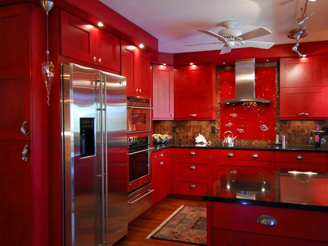 Кухонные гарнитуры в квартире фото дизайн Best Colors to Paint a Kitchen: Pictures & Ideas From HGTV Red kitchen decor, Ec