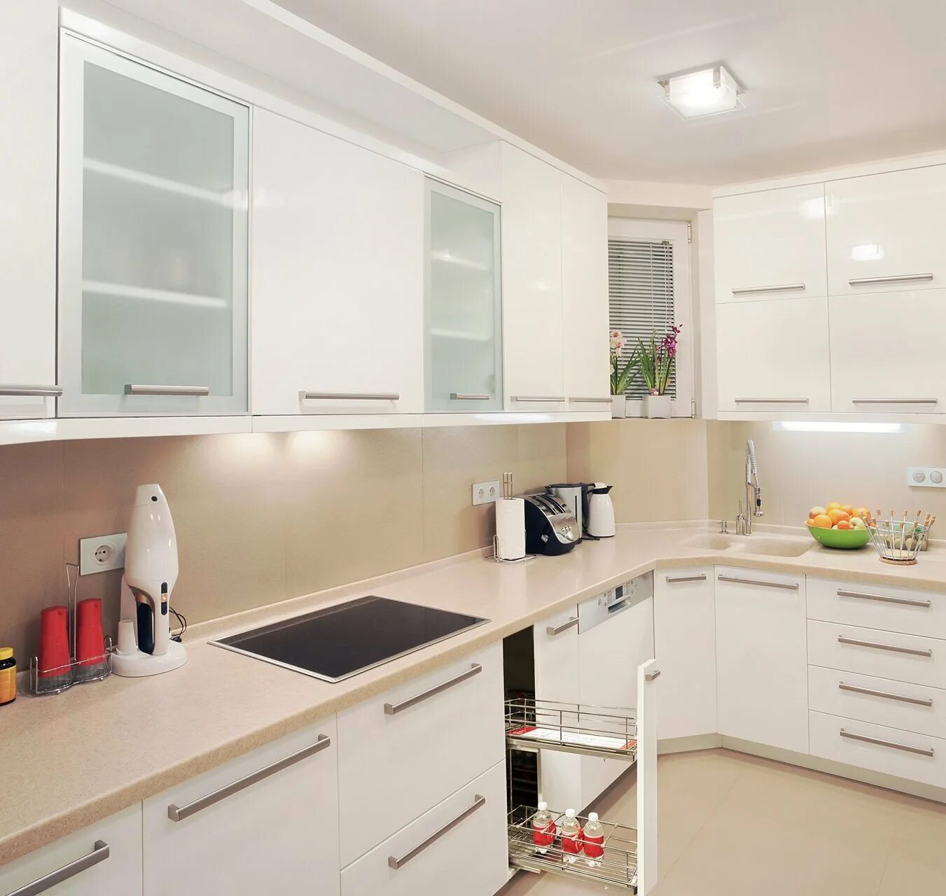 Кухонные гарнитуры в светлых тонах фото дизайн Бежевая кухня с белой столешницей - 69 фото