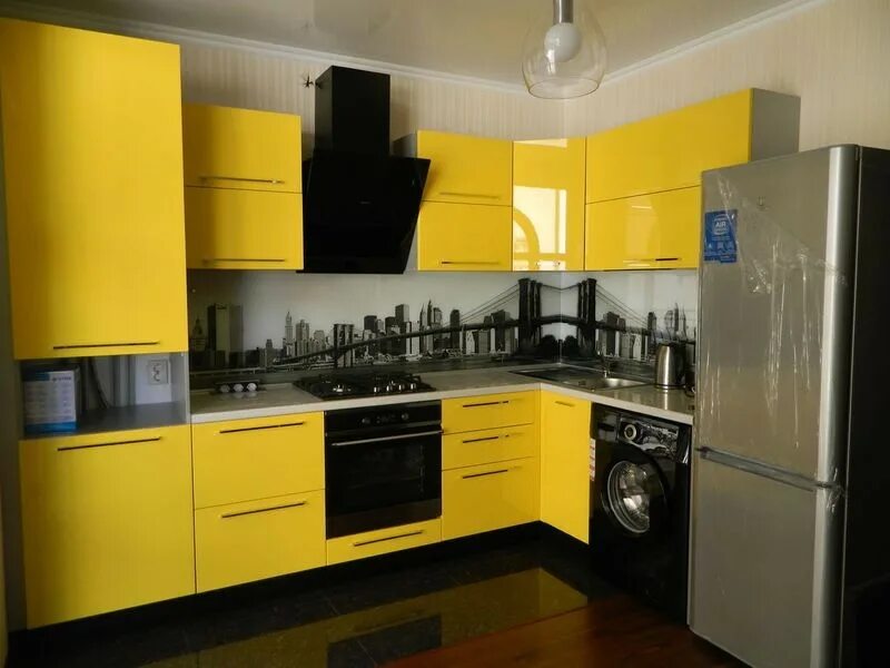 Кухонные гарнитуры желтый фото Угловая кухня с темным фартуком на заказ