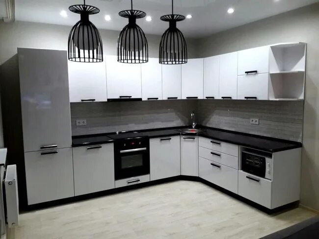 Кухонные гарнитуры живые фото Современная угловая кухня белого цвета