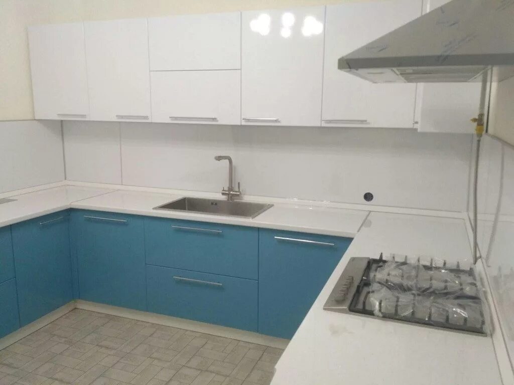 Кухонные глянцевые фасады с голубой столешницей фото Кухня шторм глянец сборка - фото