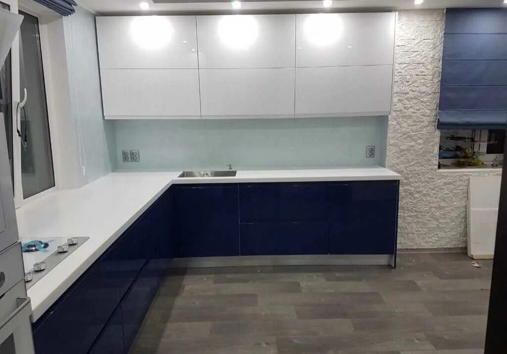 Кухонные глянцевые фасады с голубой столешницей фото Кухня без ручек: плюсы, минусы и особенности