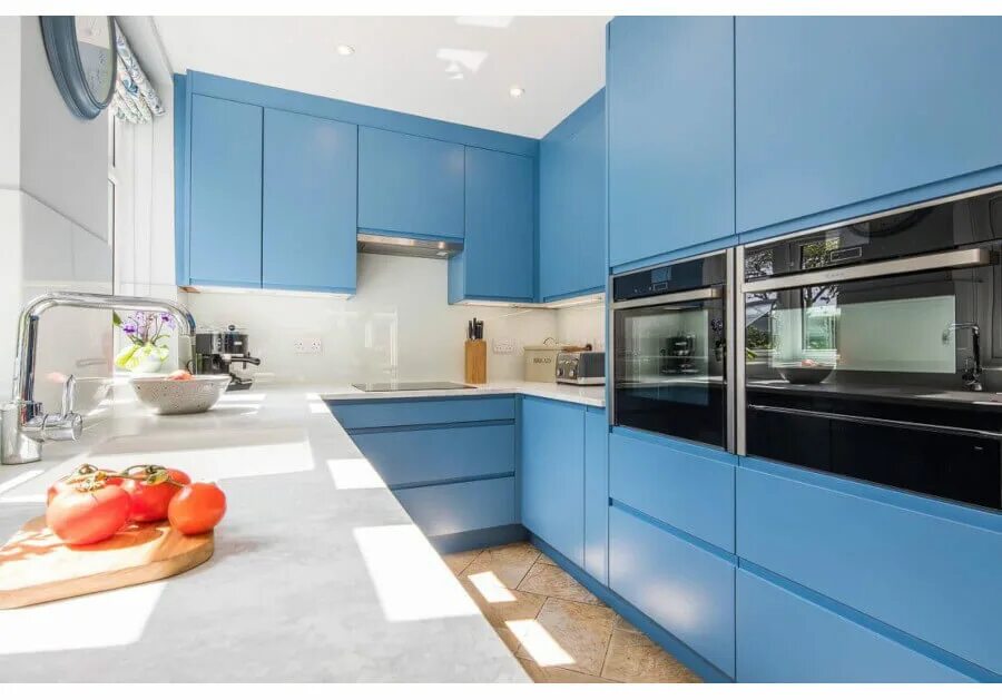 Кухонные глянцевые фасады с голубой столешницей фото Кухонный гарнитур Халцедон