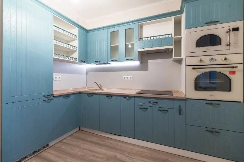 Кухонные глянцевые фасады с голубой столешницей фото Синяя голубая кухня в интерьере Реальные фото работ Новокузнецк