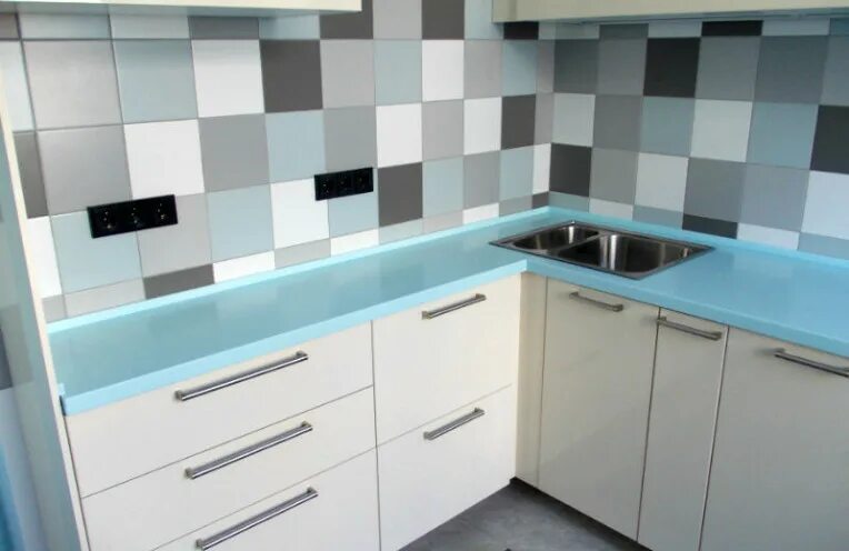 Кухонные глянцевые фасады с голубой столешницей фото Голубая столешница из искусственного камня - купить недорого у производителя в М