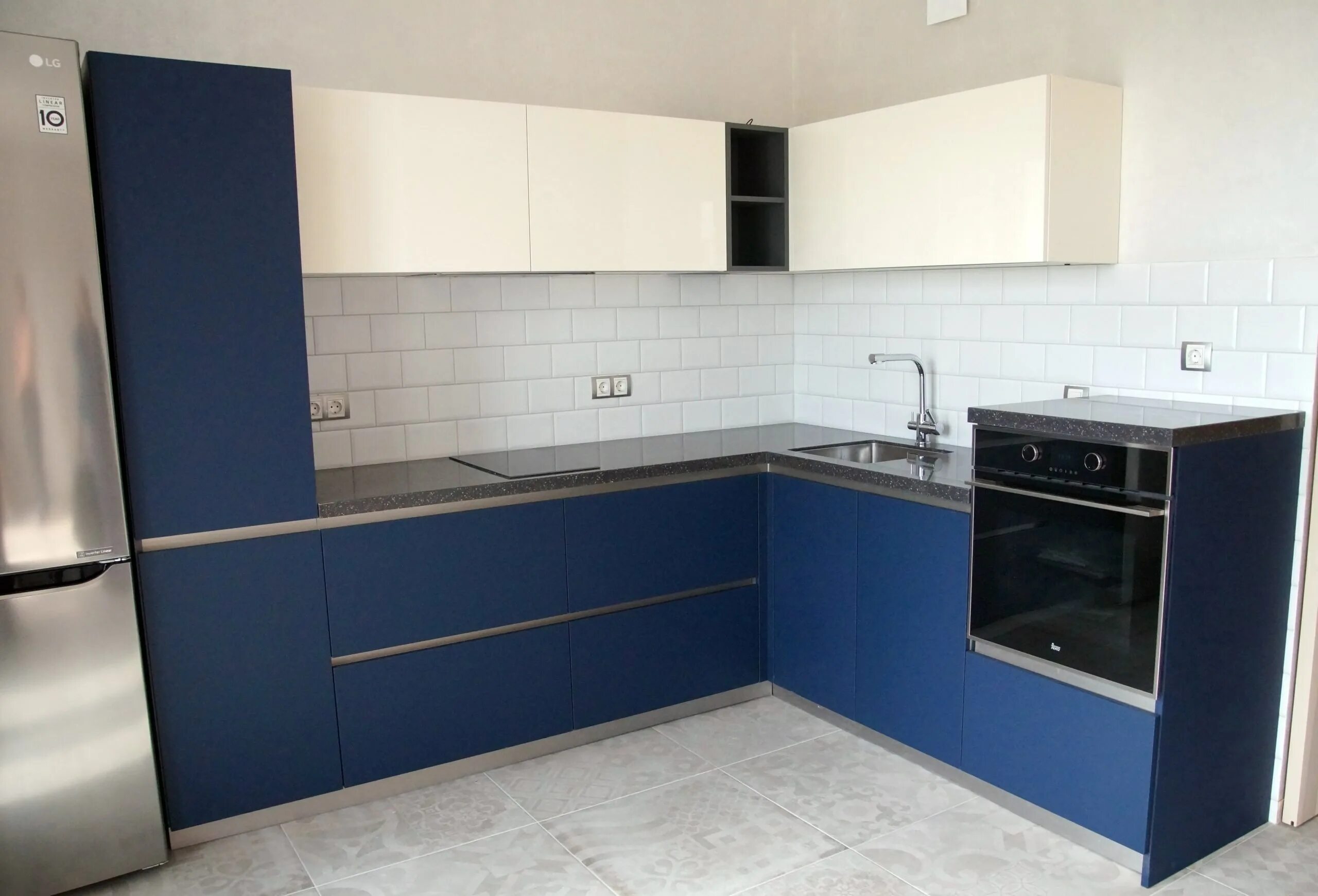 Кухонные глянцевые фасады с голубой столешницей фото Синяя кухня с белой столешницей