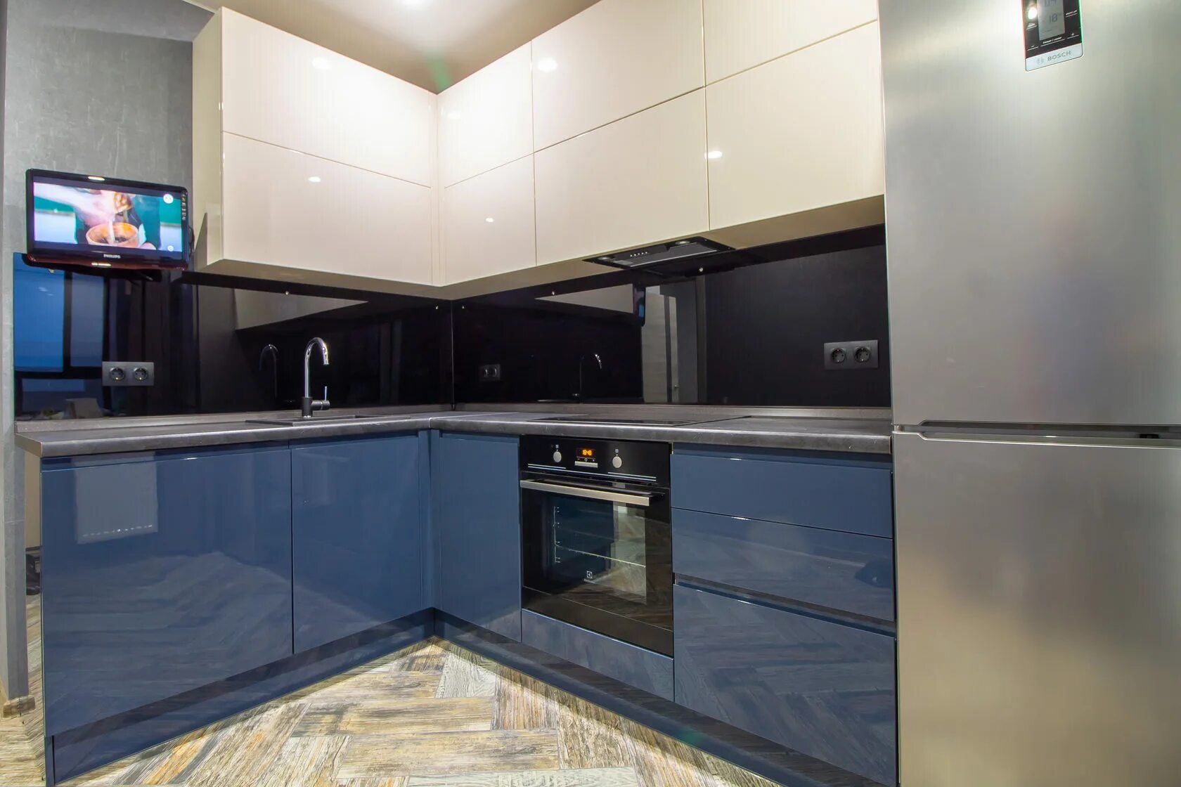 Кухонные глянцевые фасады с голубой столешницей фото Получить предложение по кухне