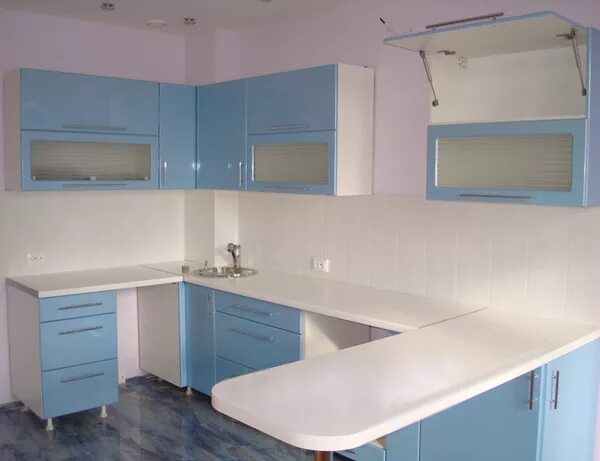 Кухонные глянцевые фасады с голубой столешницей фото Ответы Mail.ru: подскажите какой цвет обоев выбрать. Кухня.Гарнитур голубого,а т