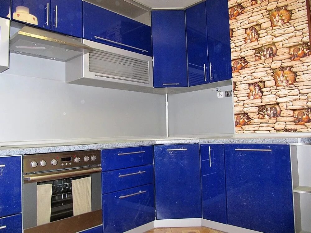 Кухонные глянцевые фасады с голубой столешницей фото Кухни Эконом-класса на заказ (Люберцы) по любым индивидуальным размерам и чертеж