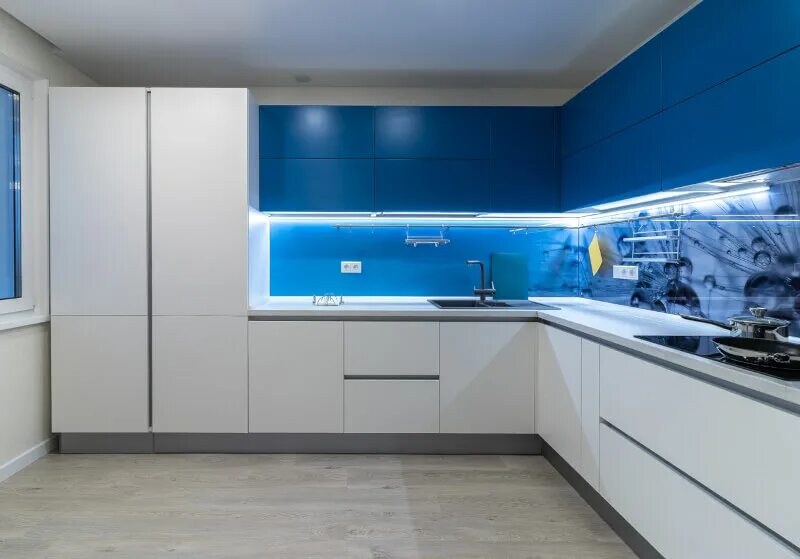Кухонные глянцевые фасады с голубой столешницей фото Кухня Голубая лагуна