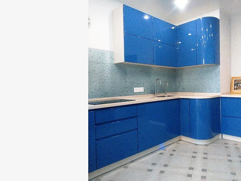 Кухонные глянцевые фасады с голубой столешницей фото Синяя голубая кухня в интерьере Реальные фото работ Новокузнецк