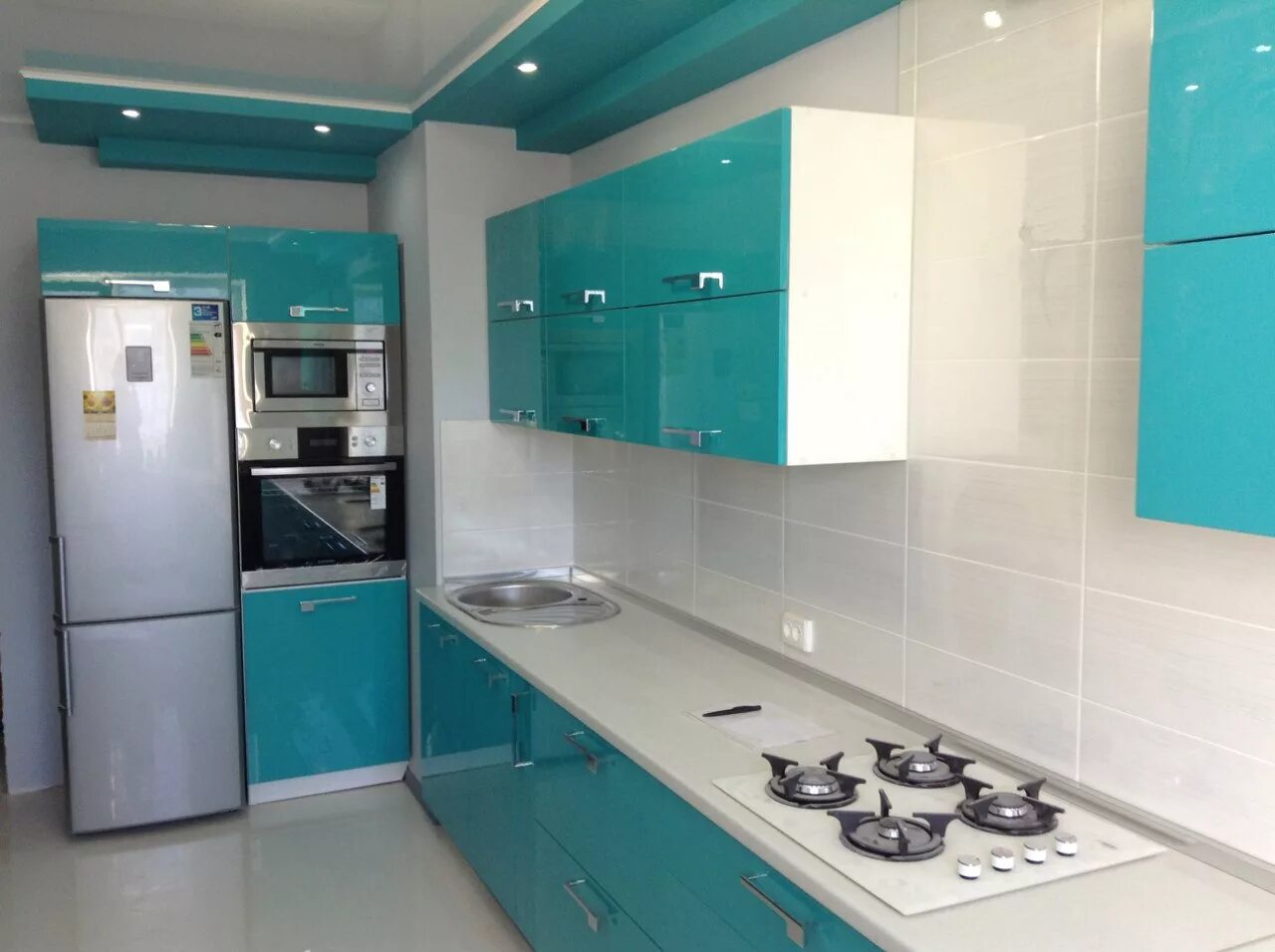 Кухонные глянцевые фасады с голубой столешницей фото Кухня Акрил - Лазурь - Мебель "Соня"