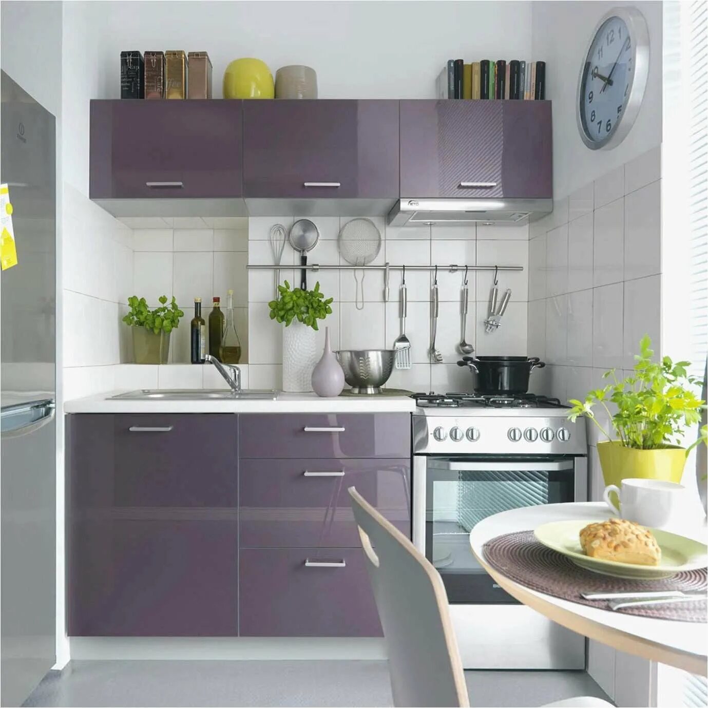 Кухонные интерьеры для маленькой кухни фото Дизайн маленькой кухни 2023: тренды современных интерьеров (36 фото)