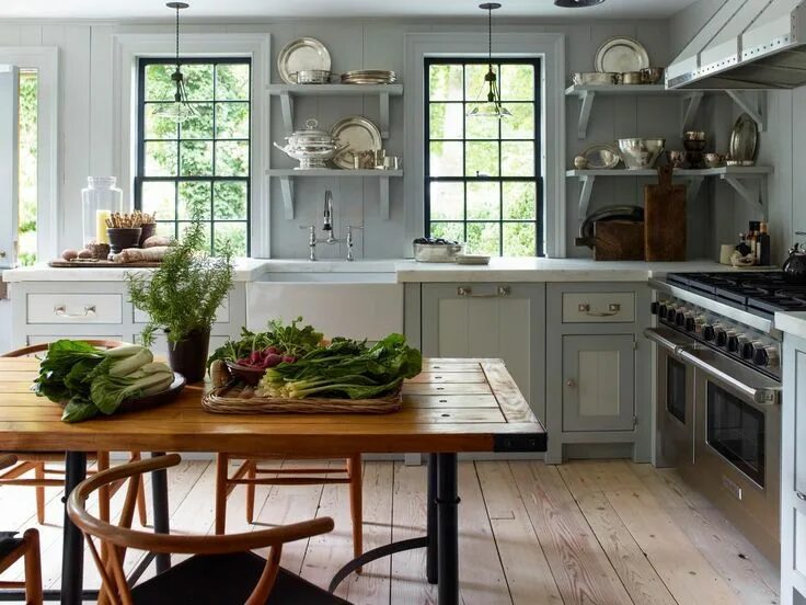 Кухонные интерьеры фото Move over, islands, kitchen tables are making a comeback in 2024 Eat in kitchen 