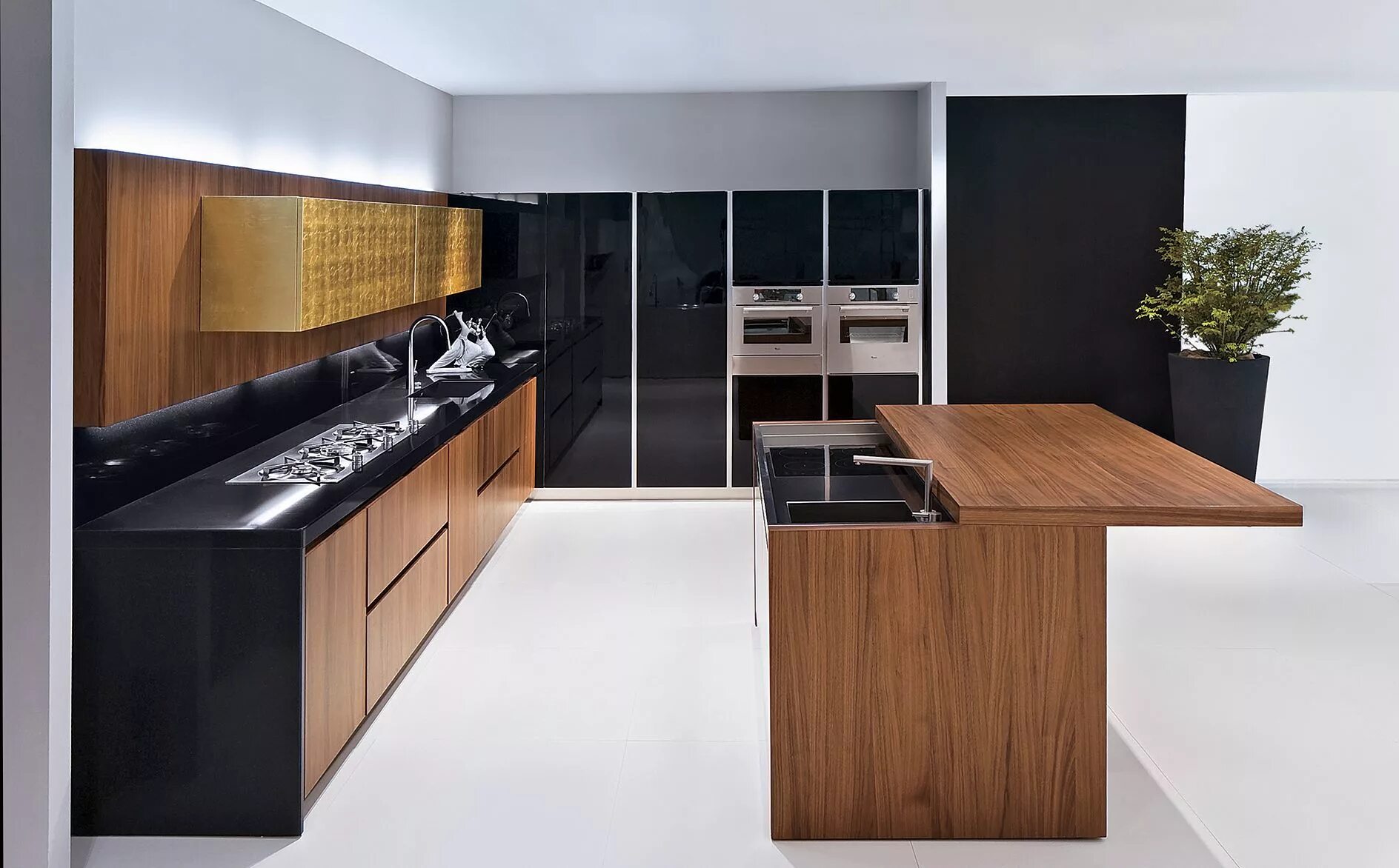 Кухонные интерьеры мебель фото Biefbi Cucine_Venezia: Doors in Canaletto walnut for the base units, glossy blac