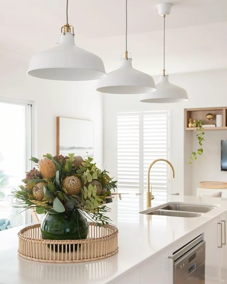 Кухонные люстры в интерьере Hatch Interiors ✖ Adriana on Instagram: "KITCHEN PENDANTS As homeowners we run i