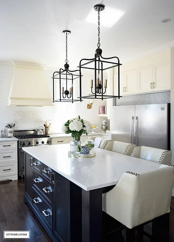 Кухонные люстры в интерьере kitchen-with-black-island-and-lantern-pendant-lighting-kitchen-with-black-island