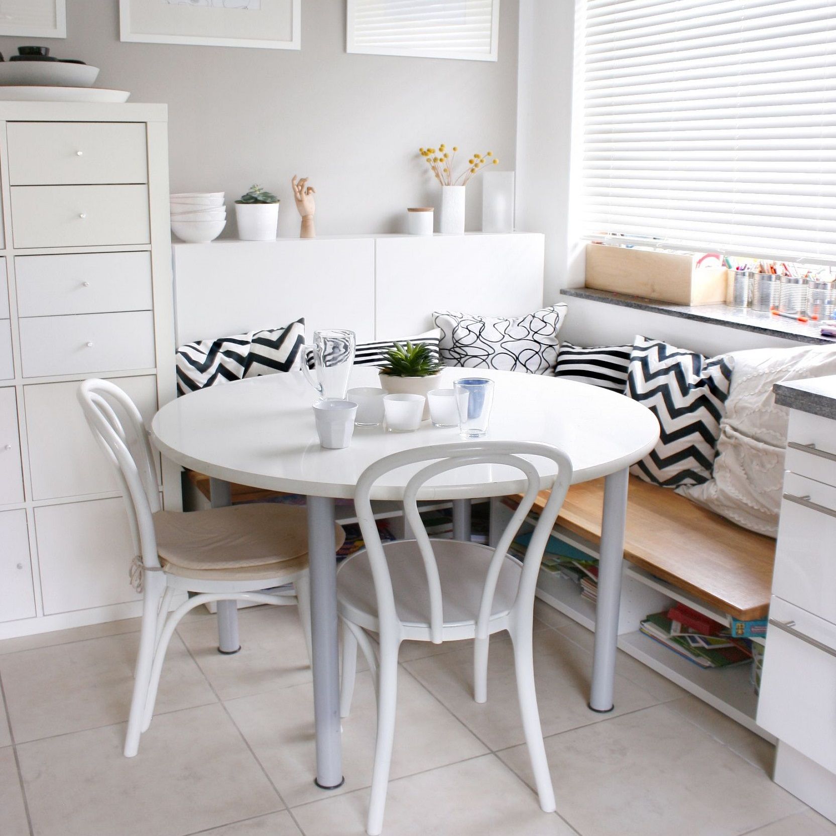 Кухонные маленькие столы в интерьере Ножки для стола ф40х710мм серый комплект 4 шт - купить с доставкой по выгодным ц