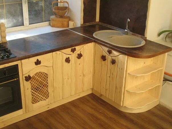 Кухонные мебели своими руками фото Кухня из массива сосны. Все видимые части кухни брашированны. Ручки - виноградны