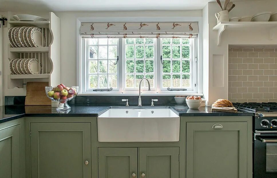 Кухонные мойки у окна фото home, handmade kitchens, bespoke kitchens, country kitchens Sussex Country kitch