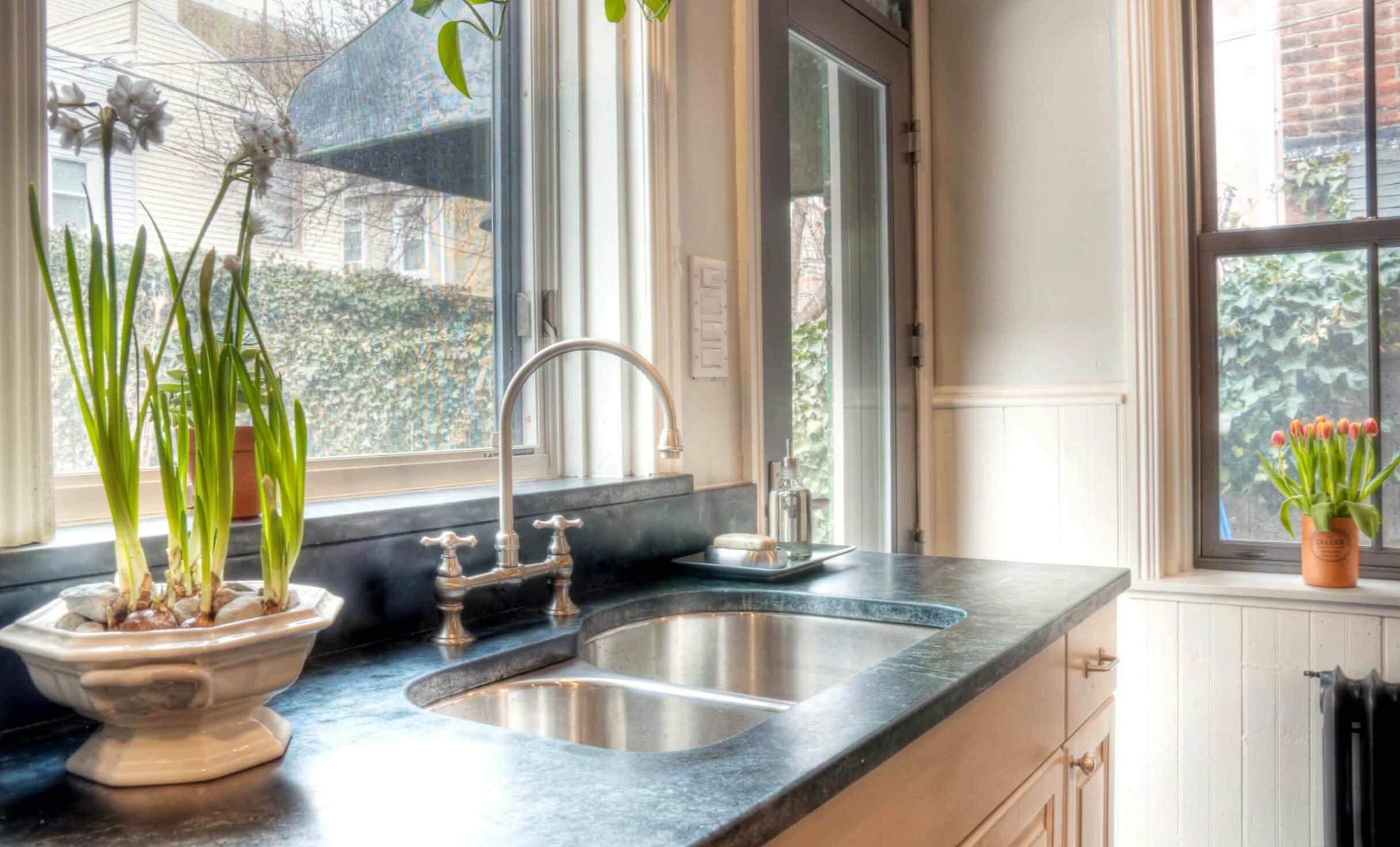 Кухонные мойки у окна фото Кухня с барной стойкой и раковиной у окна - Гранд Проект Декор.ру