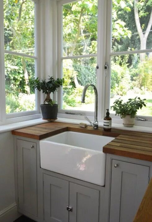 Кухонные мойки у окна фото Kitchen Idea File #6: Sinks Farmhouse sink kitchen, Modern farmhouse kitchens, K