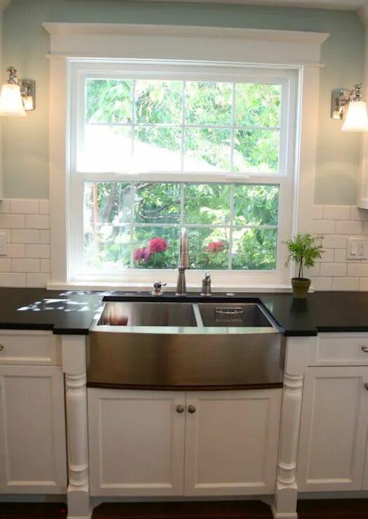 Кухонные мойки у окна фото kitchens - stainless steel apron sink white shaker kitchen cabinets soapstone c 