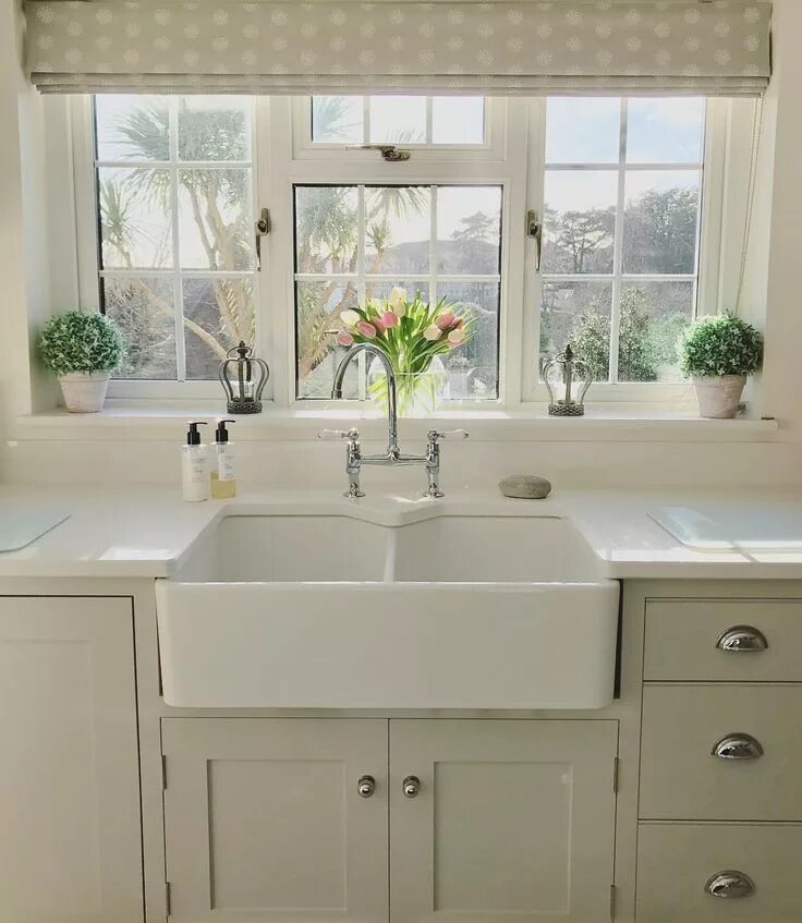 Кухонные мойки у окна фото Morning all, the sunshine is bursting in through the kitchen window and I have t
