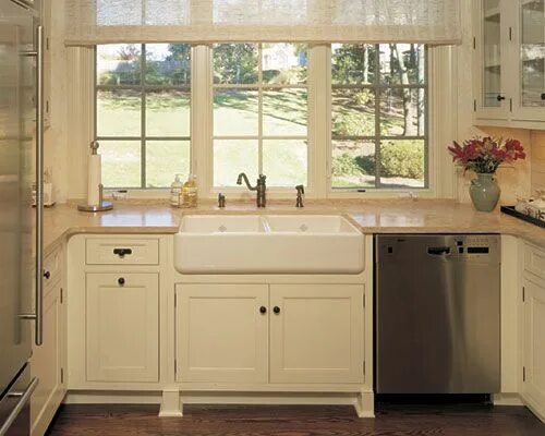 Кухонные мойки у окна фото A Gallery of Kitchen Sinks Kitchen, Cute kitchen, Farm kitchen