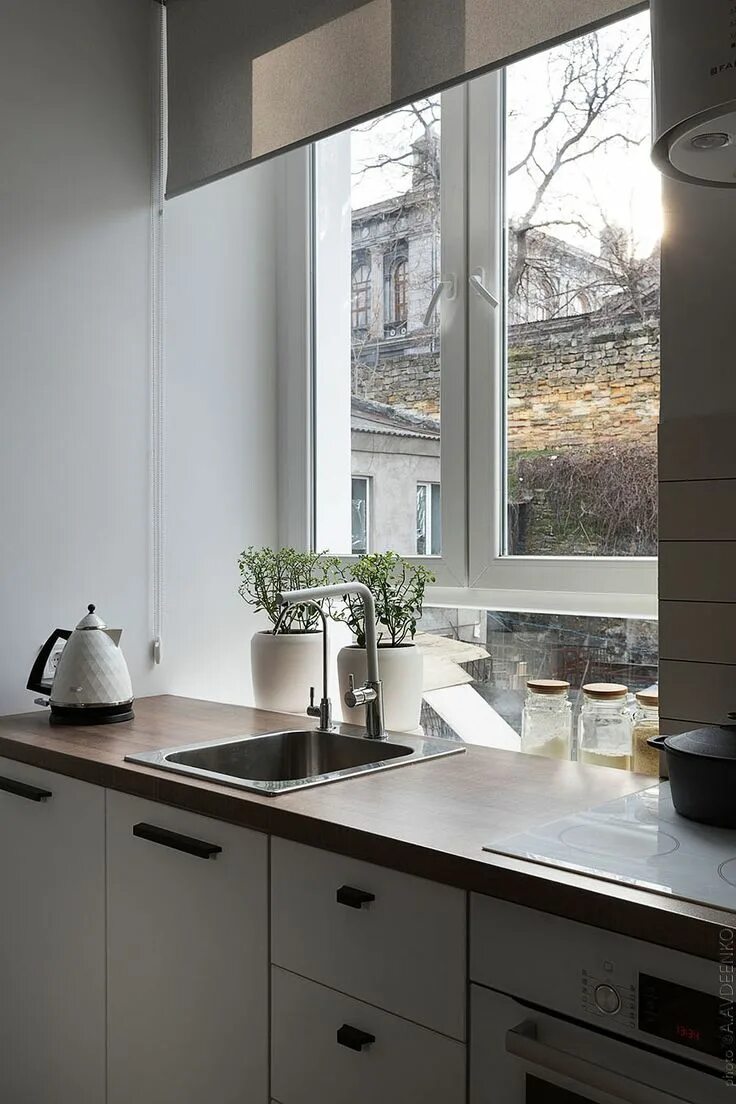 Кухонные мойки у окна фото Working with just 17.3-square-meters (approx. 186-square-feet), Fateeva Design c