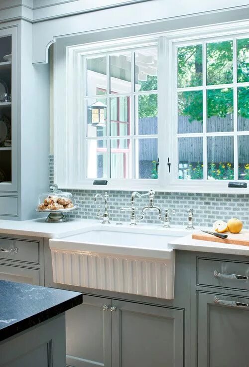 Кухонные мойки у окна фото Arts and Crafts Home Turned LEED Gold - Town & Country Living New kitchen cabine