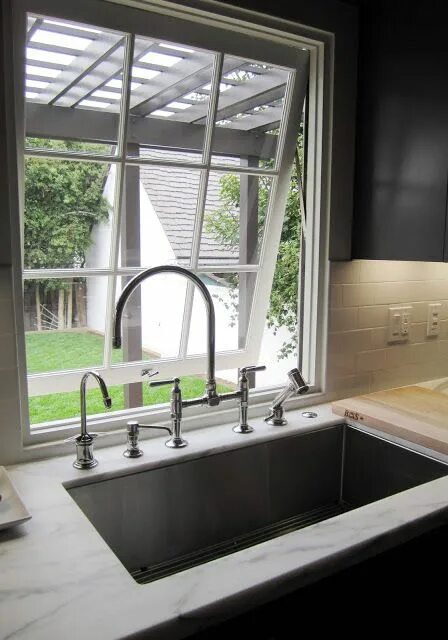 Кухонные мойки у окна фото Cocinas con estilo Kitchen sink window, Kitchen sink design, Kitchen sink faucet