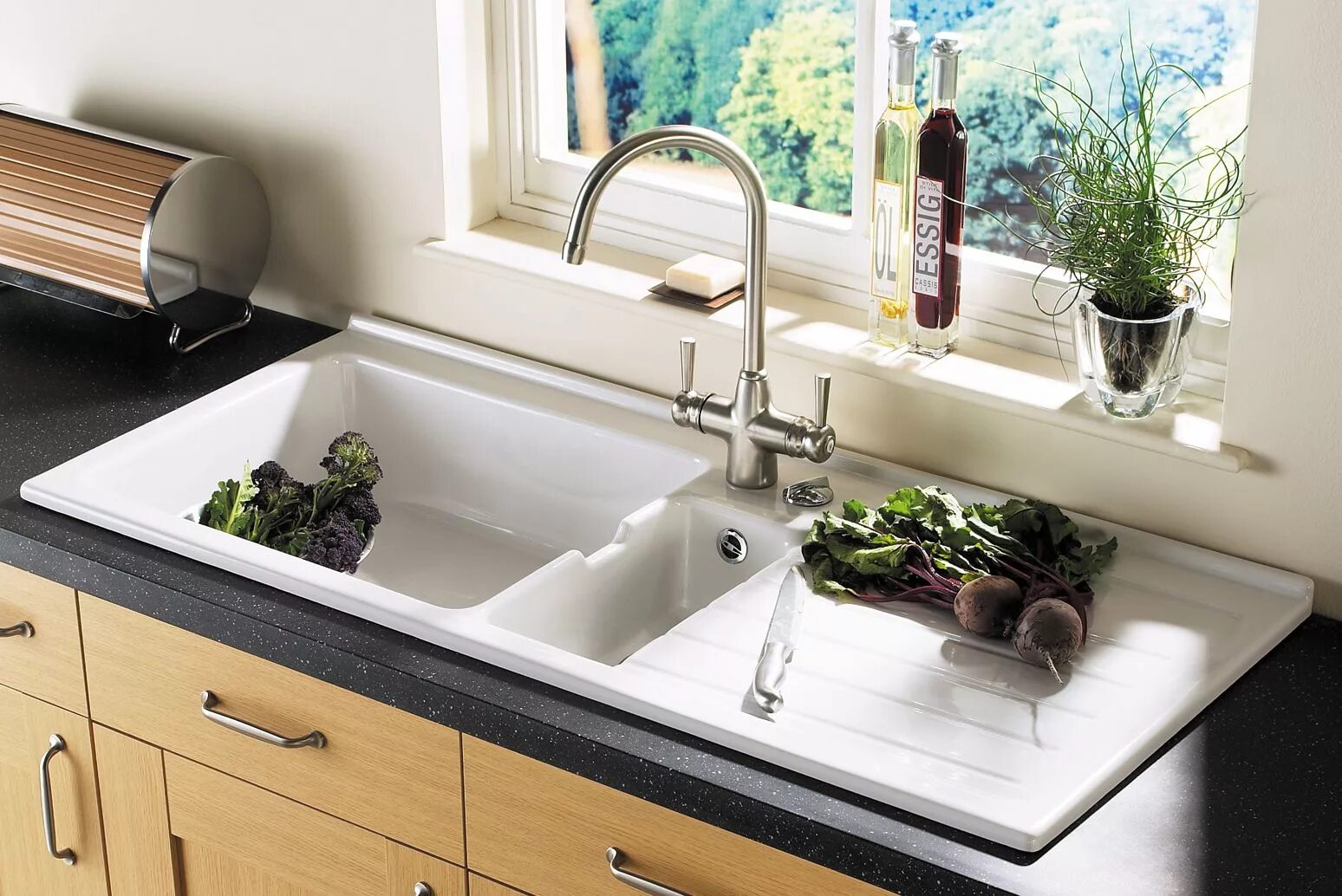 Кухонные мойки у окна фото Мойка у окна: рациональный способ перенести раковину к окну Modern kitchen sinks