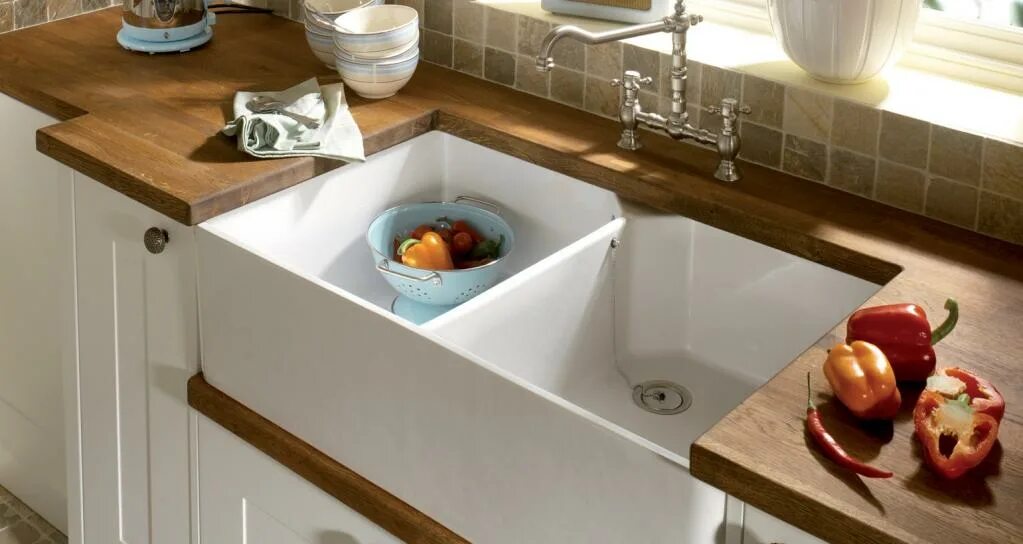 Кухонные мойки в интерьере кухни фото Керамическая мойка для кухни - преимущества и недостатки