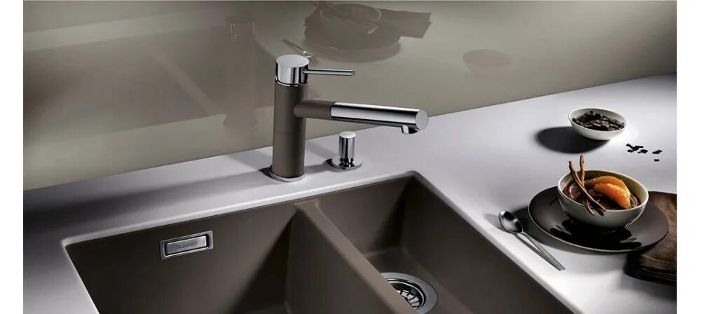 Кухонные мойки в интерьере кухни фото Смесители гранитные