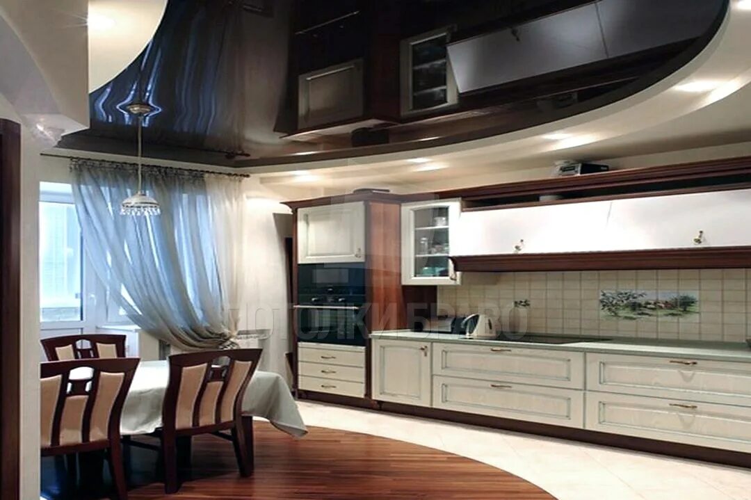 Кухонные натяжные потолки фото Черно-бежевый глянцевый натяжной потолок для кухни НП-884 - цена от 1720 руб./м2