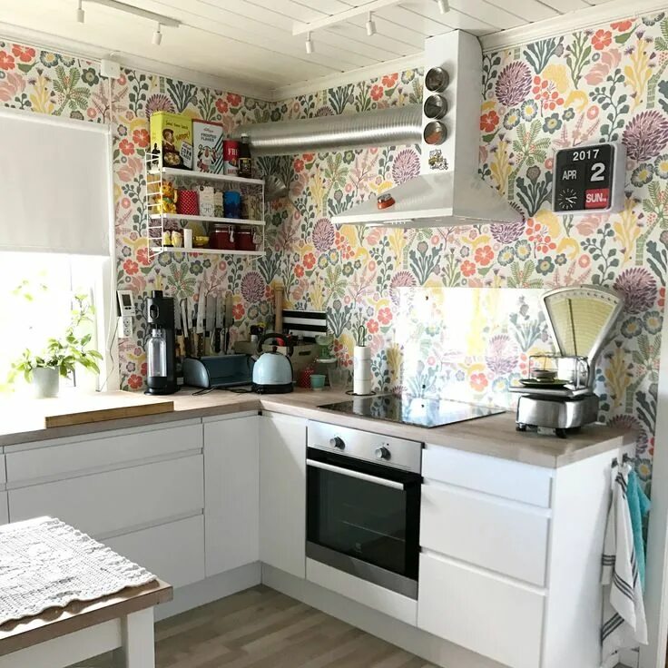 Кухонные обои в интерьере Восхитительная кухня с обоями #borastapeter из коллекции #wonderland. В каком цв