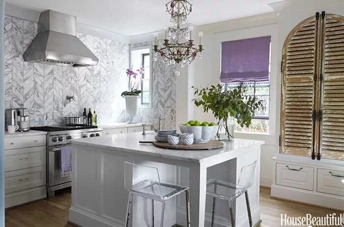 Кухонные обои в интерьере фото Классическая живопись и современный дизайн: неординарный интерьер квартиры в Рим