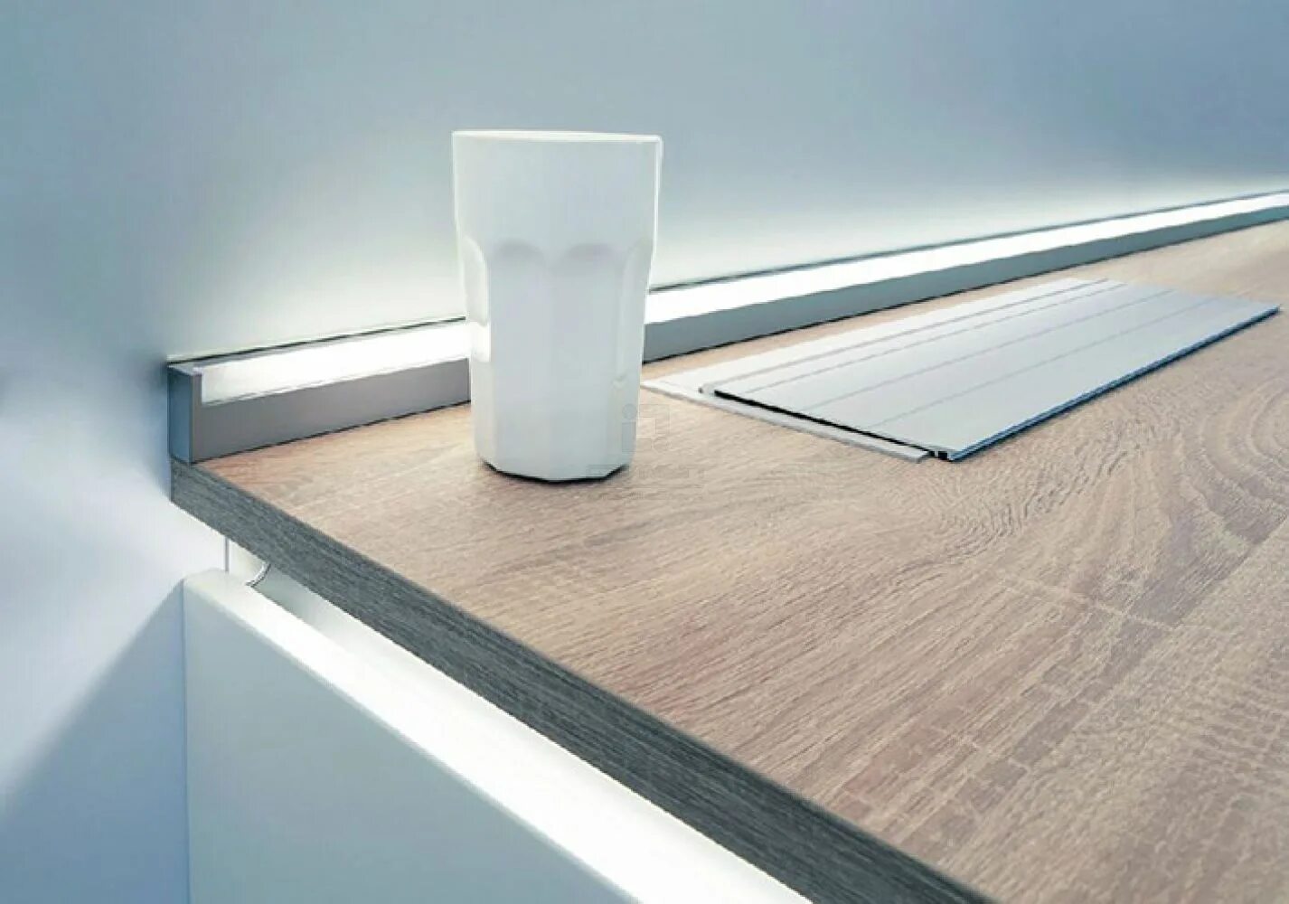 Кухонные плинтуса фото Пристеночные бортики и кухонные плинтуса - важный элемент интерьера кухни - Фото