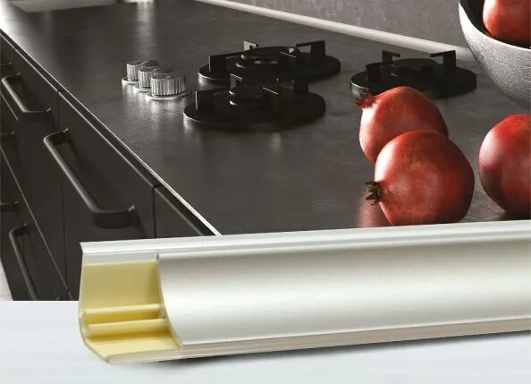 Кухонные плинтуса фото Ньютон - интернет-магазин фурнитуры и комплектующих для мебели - Плинтус Korner 