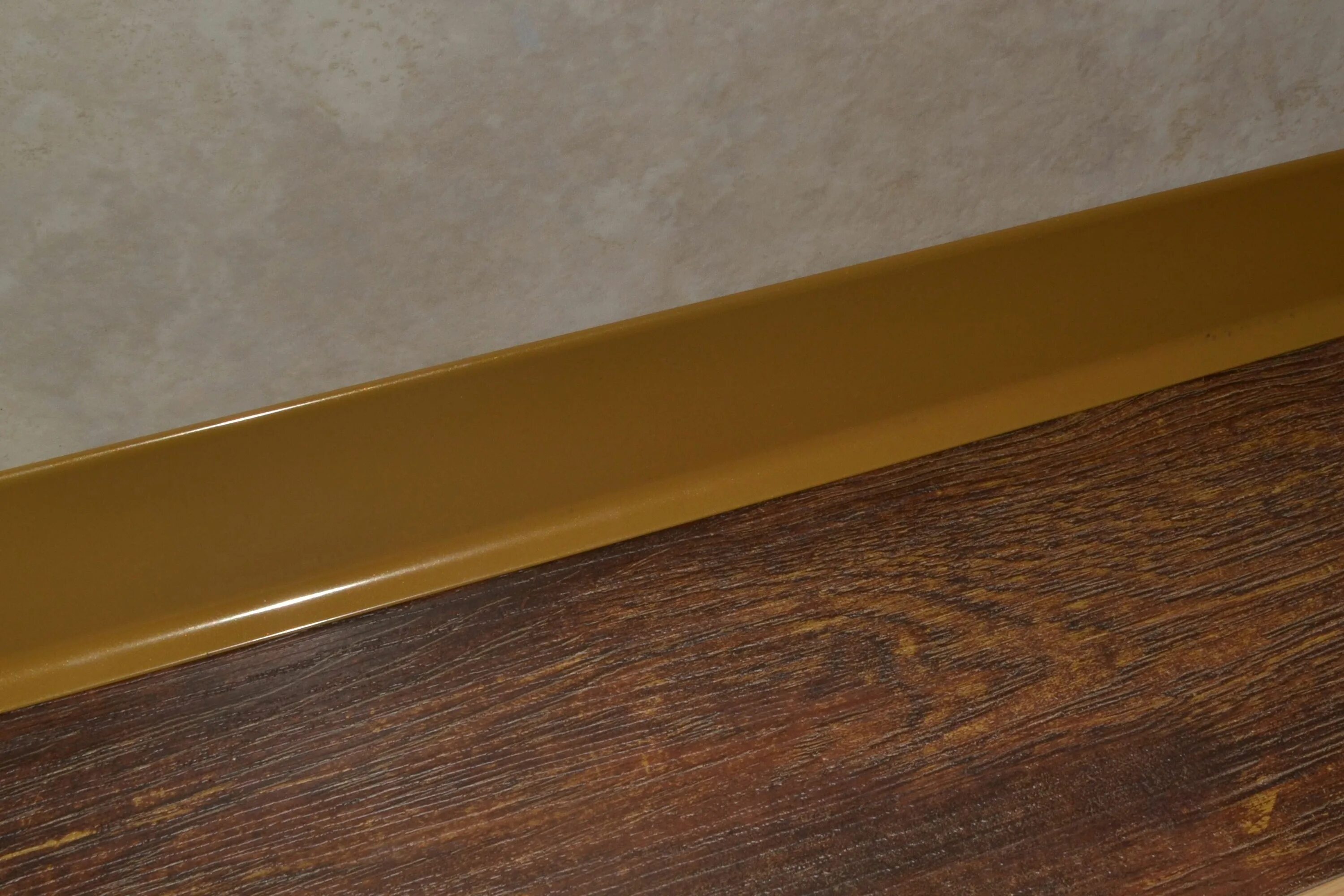 Кухонные плинтуса фото Плинтус алюминиевый L-образный золотой (2500*11*60 мм) цена в Хабаровске ↕ Интер